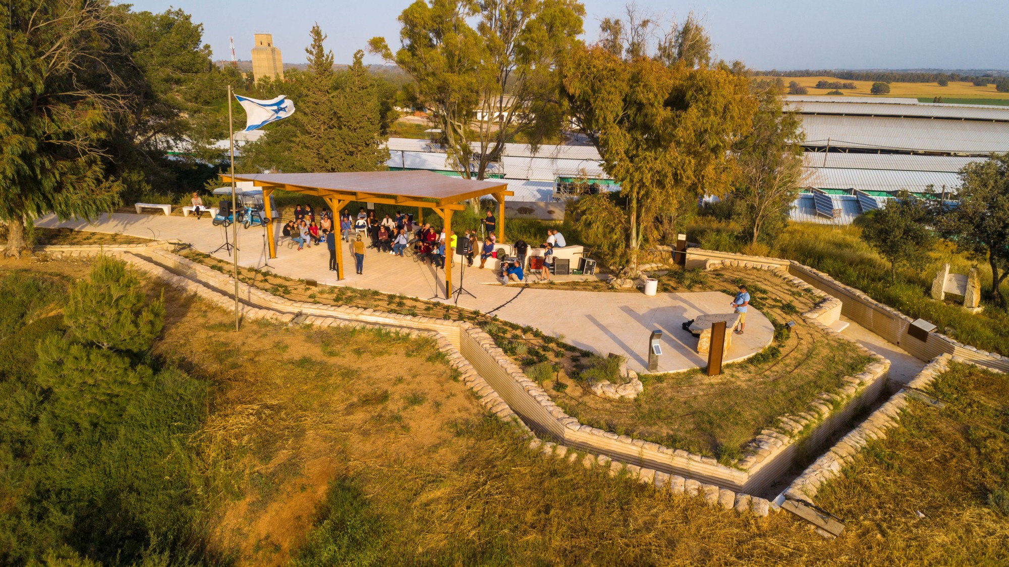 מבט עילי על קהל מודרך באנדרטת שחזור הקרב