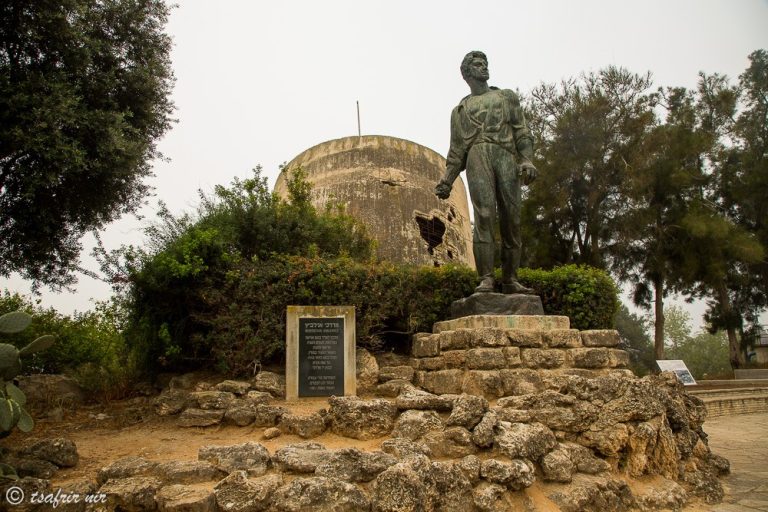פסל מרדכי אנילביץ' ומגדל המים