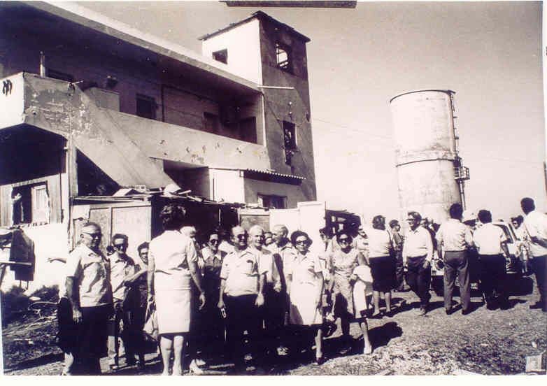 מייסדי קיבוץ יד מרדכי בביקור נוסטלגי במצפה הים, ליד המבנה המרכזי