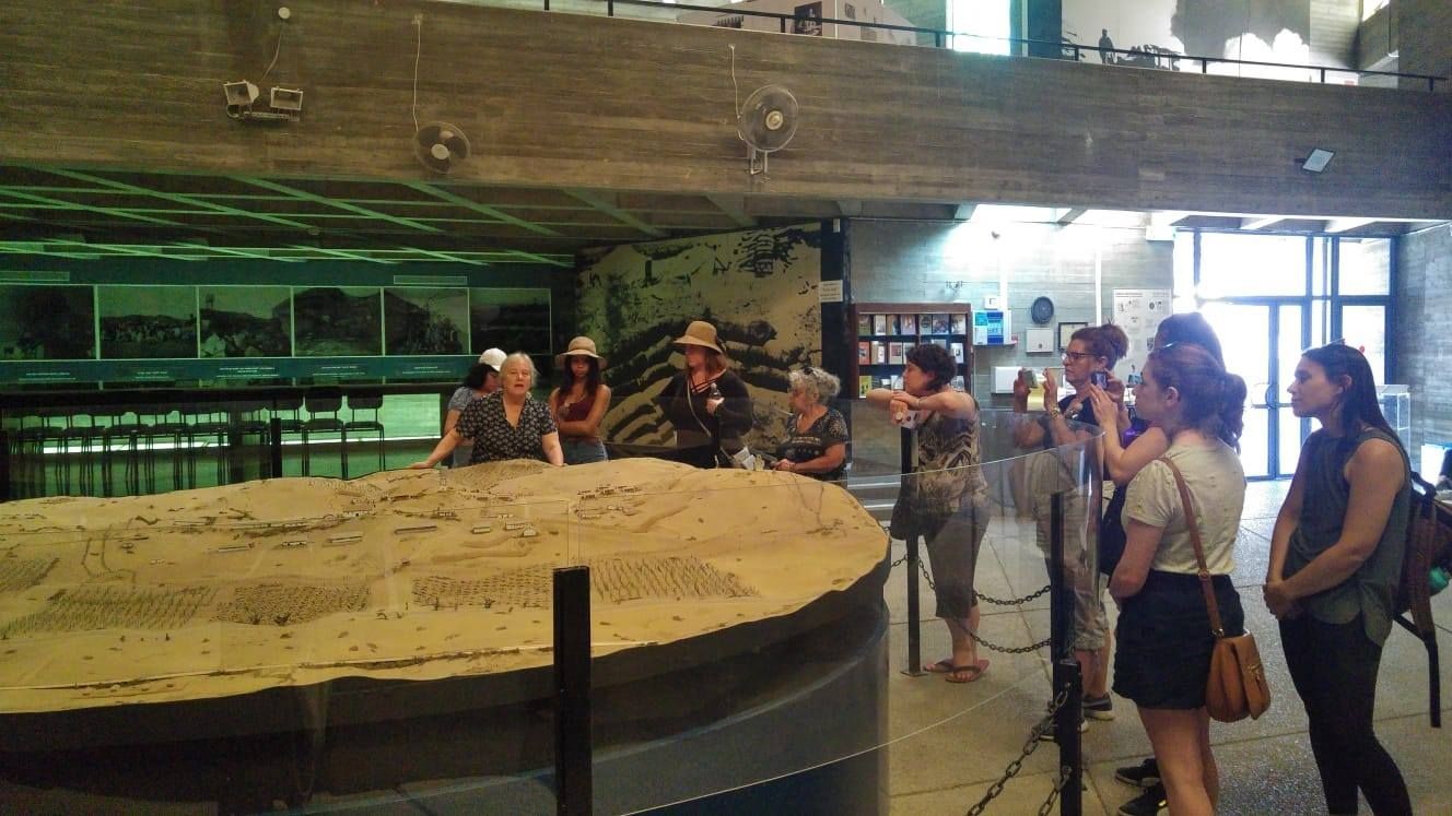 קבוצה מודרכת ליד דגם שחזור הקרב בתש"ח במבואת המוזיאון